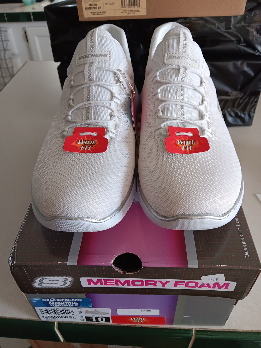 Womens Size 10 Wide Skechers White Memory Foam Wide Fit Sneakers .